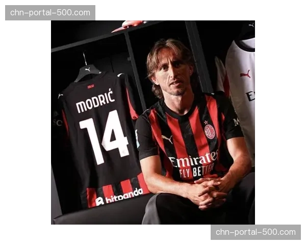 终场哨响后，39岁的莫德里奇独自绕场向伯纳乌看台致意